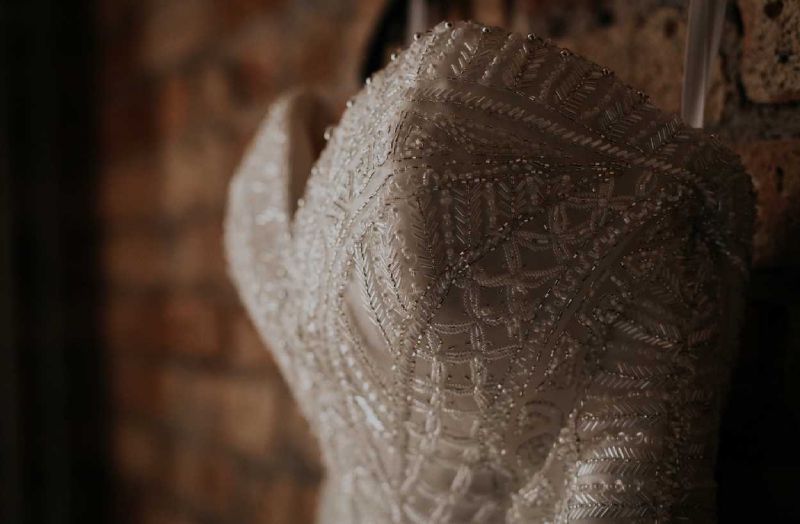 Различни силуети на сватбени рокли и подходящ грим