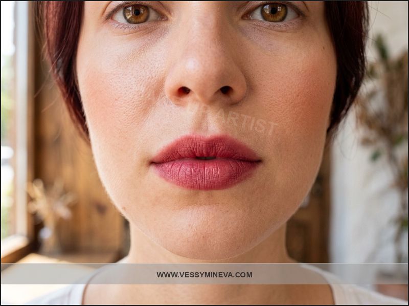 Кадифена текстура и размити устни — blurred lip тенденция 2026