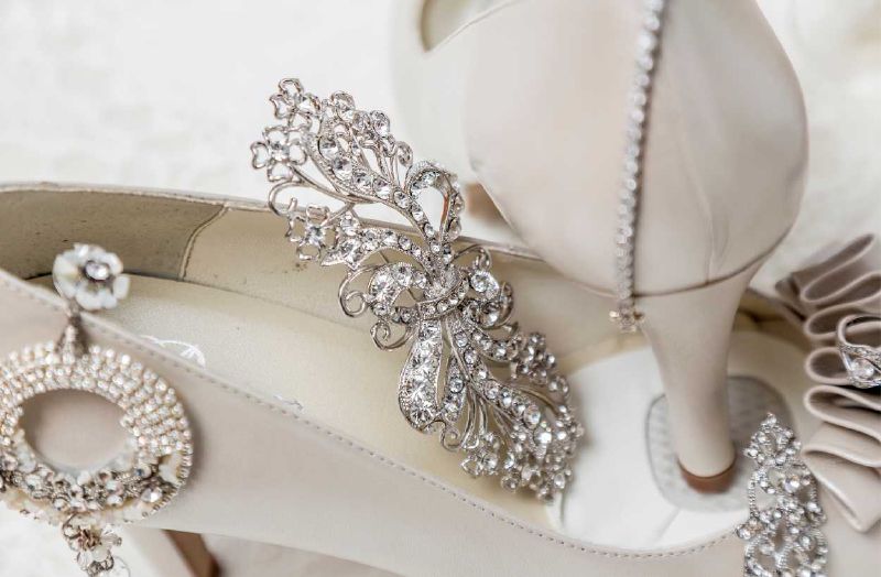 Wedding accessories — jewellery, veil, and makeup in harmony