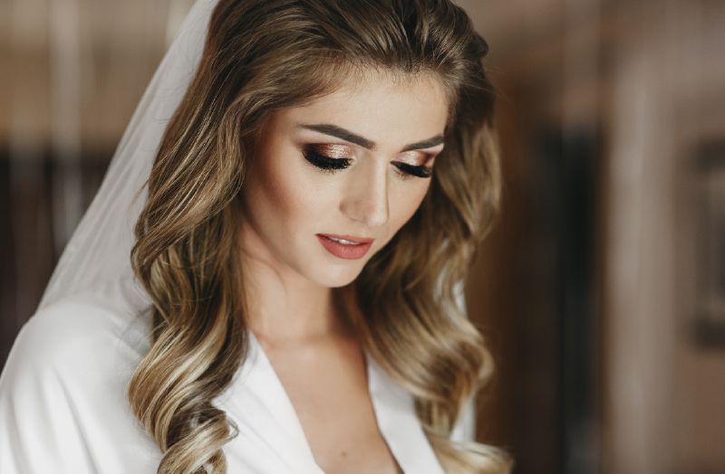 Evening city wedding makeup — expressive and stylish bridal look