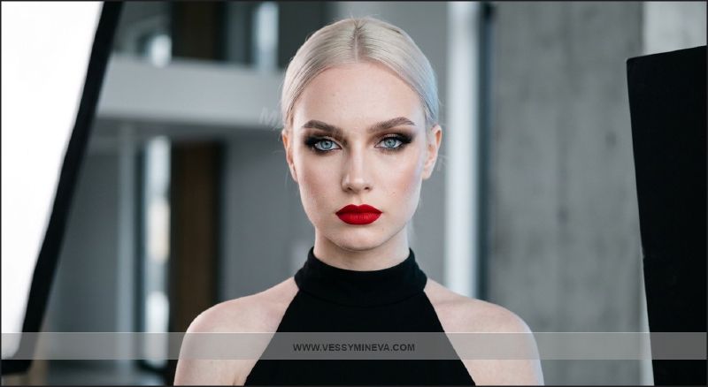 Makeup for a red prom dress – classic look with emphasis on the eyes
