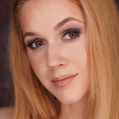 Редакционен грим — лилав артистичен портрет