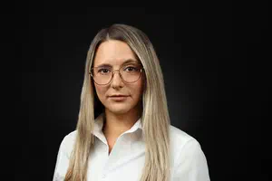Жена с руса коса и тънки рамки очила, с матов фон дьо тен