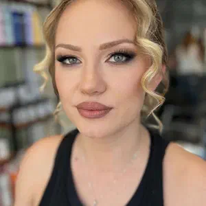 Грим и прическа — елегантна визия с ретро къдрици и smoky eye