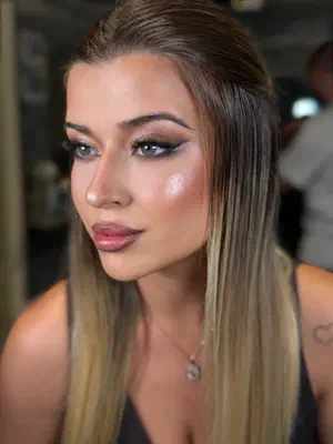Професионален грим София — мек smoky eye с шимър и сияен хайлайтър
