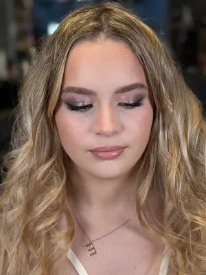 Грим за бал — мек smoky eye в розово-кафяви тонове със затворени очи