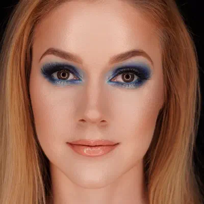 Абитуриентски грим — смело синьо smokey eye